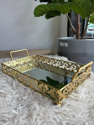 Bandeja Decorativa Dourada com Espelho – Detalhes Vazados Florais