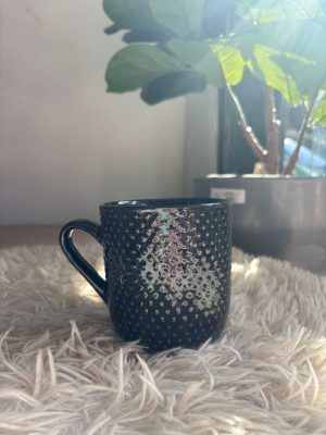 Caneca de Cerâmica Texturizada – Cor Preta com Detalhes em Alto-Relevo