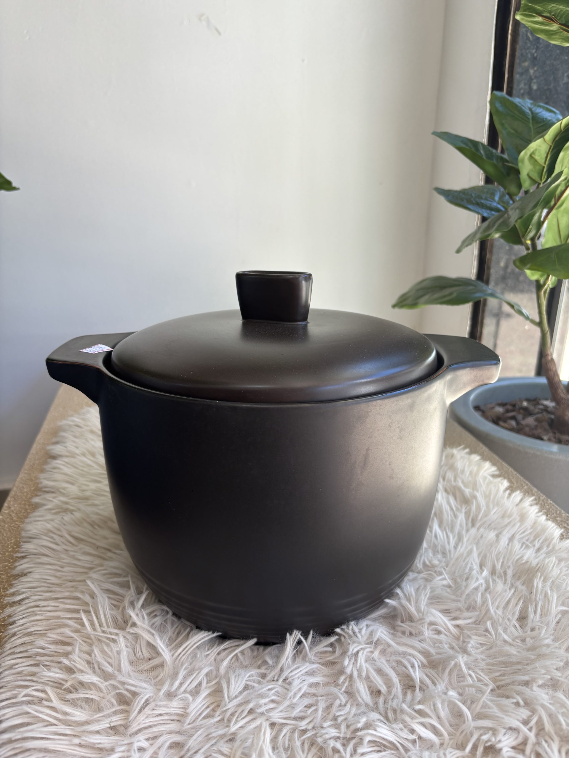 Panela de Porcelana Preta com Tampa – Design Clássico
