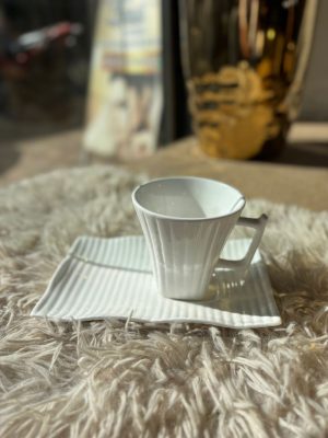 Xícara com pires de porcelana branca
