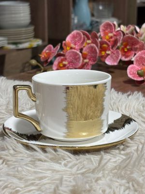 Elegante xícara de porcelana com pires