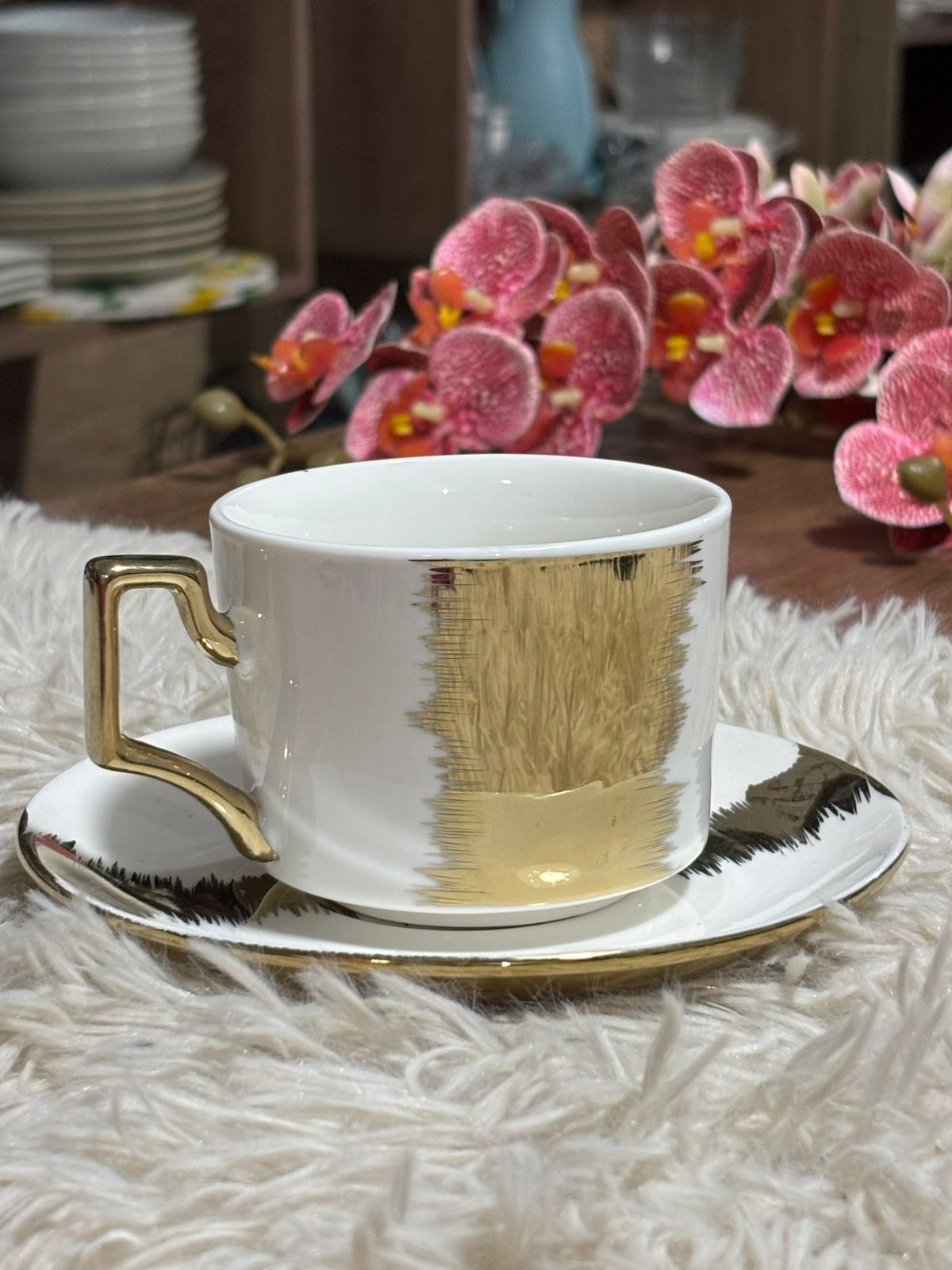 Elegante xícara de porcelana com pires